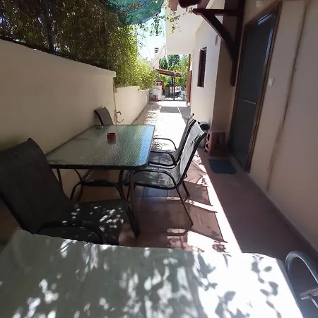 Vangel Backyard 公寓